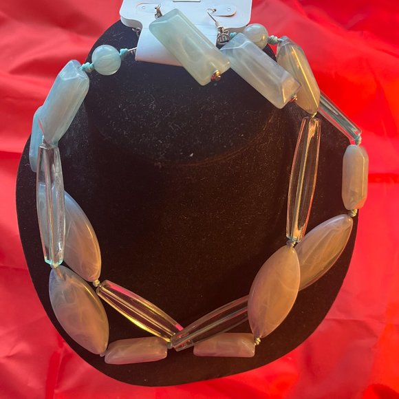 Beautiful faux jade necklace with matching earing set, NWT - Picture 5 of 5